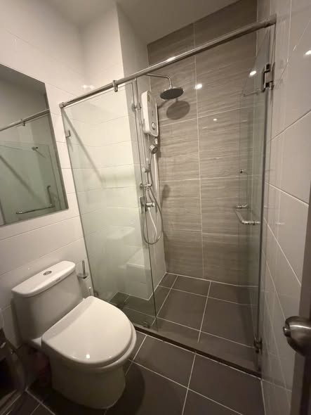 room interior and bathroom of KnightsBridge Prime Onnut