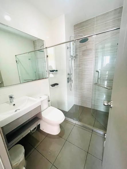 room interior and bathroom of KnightsBridge Prime Onnut