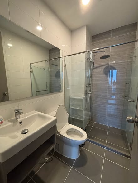 room interior and bathroom of KnightsBridge Prime Onnut
