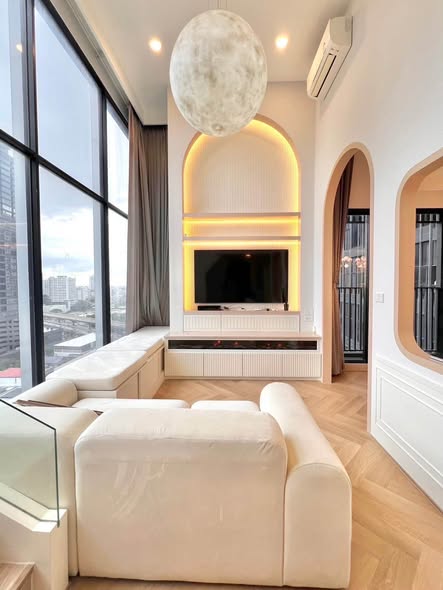 living room and kitchen of KnightsBridge Space Ratchayothin