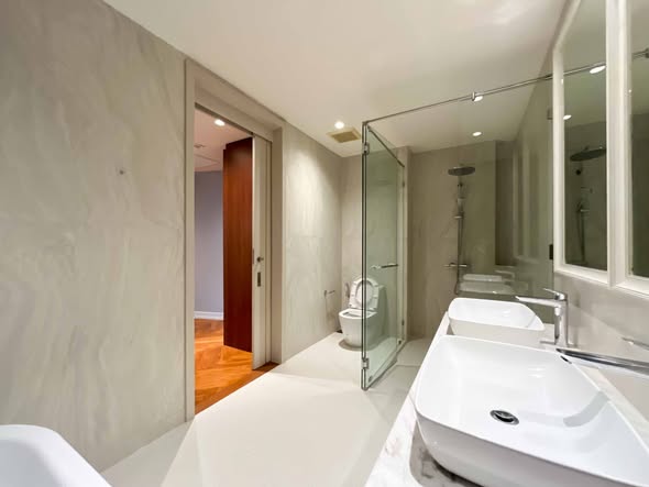 bathroom of La Citta Delre Thonglor 16