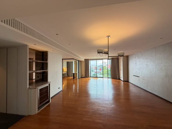 room interior of La Citta Delre Thonglor 16
