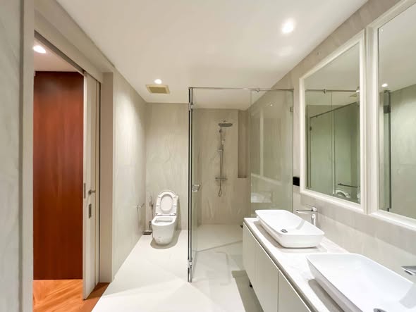 room interior and bathroom of La Citta Delre Thonglor 16