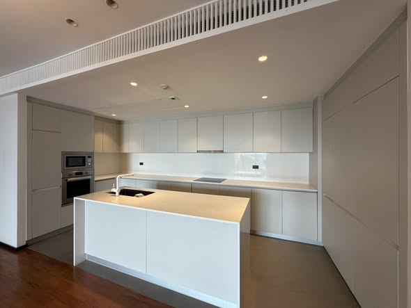 room interior and kitchen of La Citta Delre Thonglor 16
