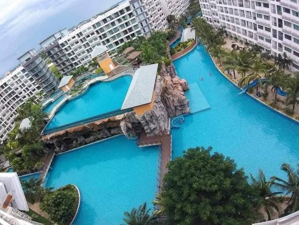 pool of Laguna Beach Resort 3 The Maldives