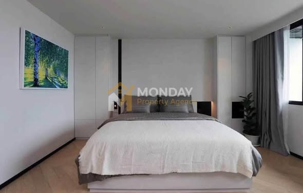 bedroom of Lake Avenue Condominium
