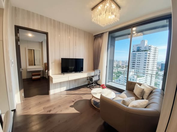 bedroom and room interior of LAVIQ Sukhumvit 57