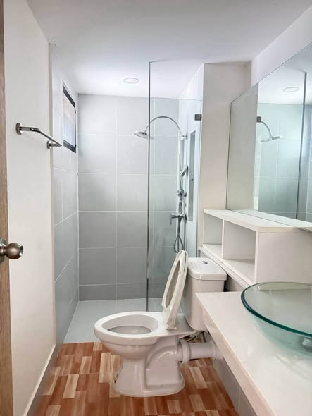 room interior and bathroom of Level Bangna