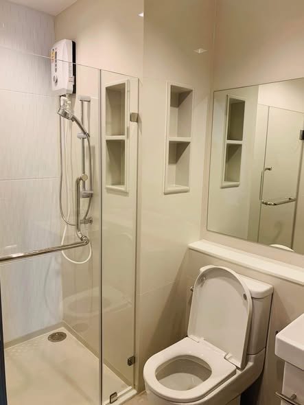 room interior and bathroom of Life Asoke – Rama 9
