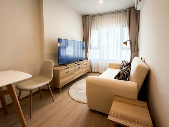 living room and bedroom of Life Rama 4 – Asoke