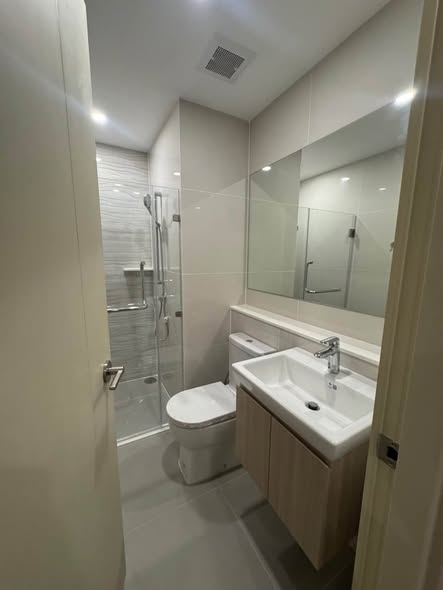 room interior of Life Rama 4 – Asoke