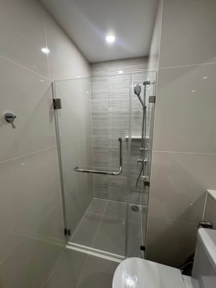 room interior and bathroom of Life Rama 4 – Asoke