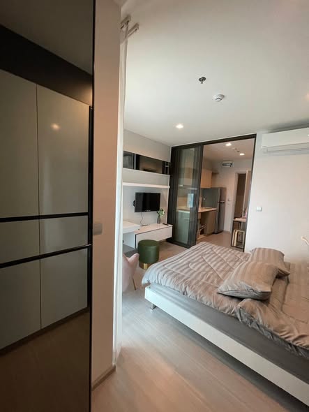 bedroom and room interior of Life Sukhumvit 62