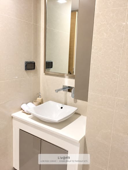 bathroom of LIV@49
