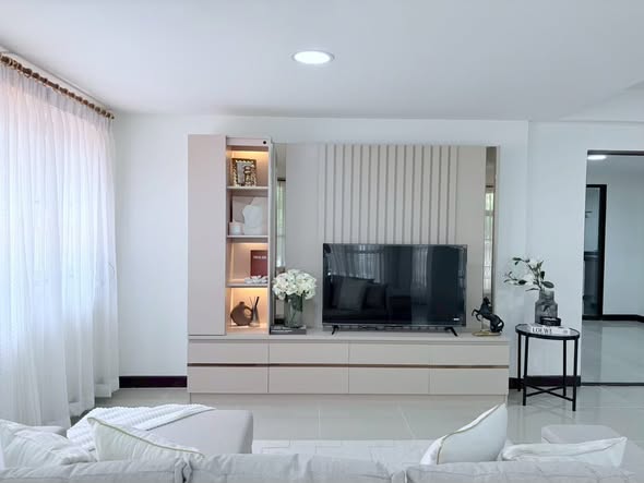 living room and room interior and bathroom of ทาวน์โฮมให้เช่า สุทธิสาร รัชดา