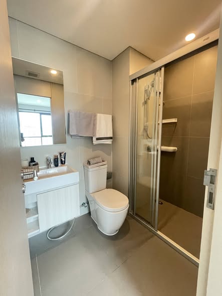 room interior and bathroom of Lumpini Park Phahon32