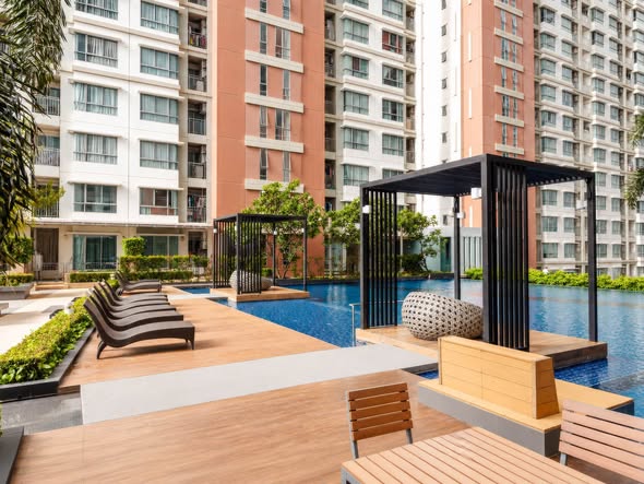pool of Lumpini Park Riverside Rama 3