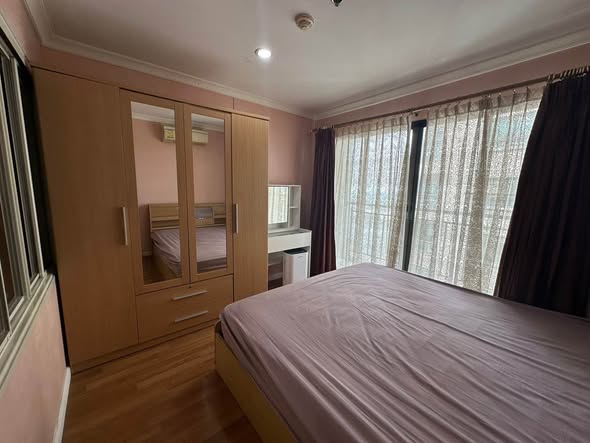 bedroom and room interior of Lumpini Place Narathiwas – Chaopraya