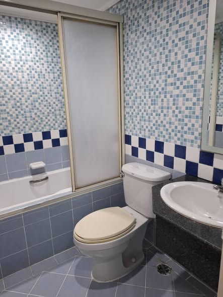 bathroom of Lumpini Place Narathiwasratchanakarin