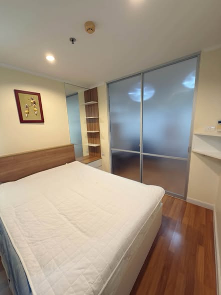 bedroom and room interior of Lumpini Place Ratchayotin