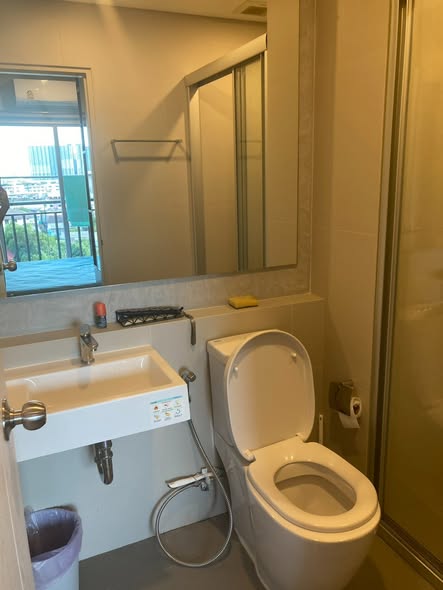 bathroom of Lumpini Place Taopoon Interchange