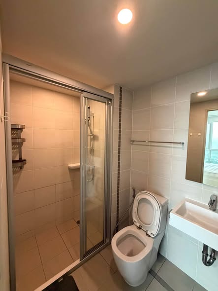 room interior and bathroom of Lumpini Selected Sutthisan – Saphan Khwai