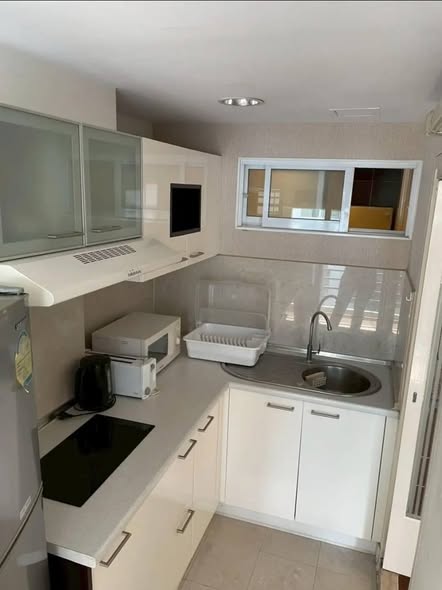 kitchen of Lumpini Suite Sukhumvit 41