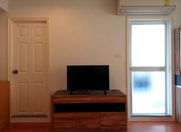bedroom and room interior of Lumpini Ville Ramkhamhaeng 44
