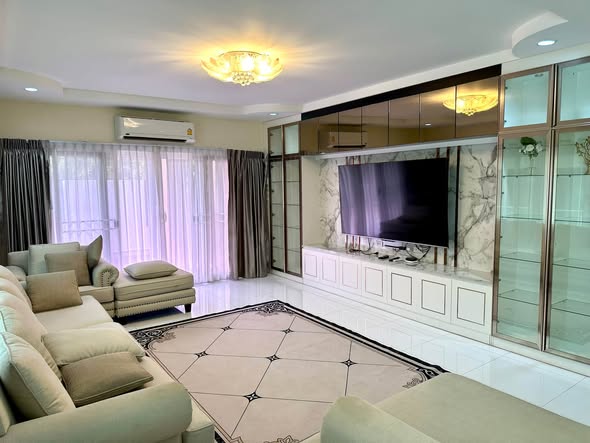 living room of LUXURY HOME VILLAS LTD