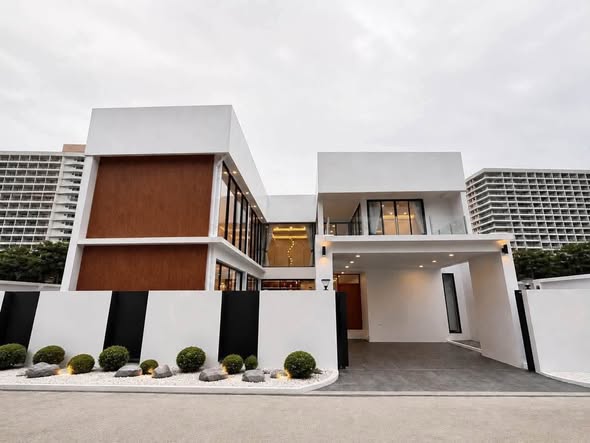 Luxury pool villa 604