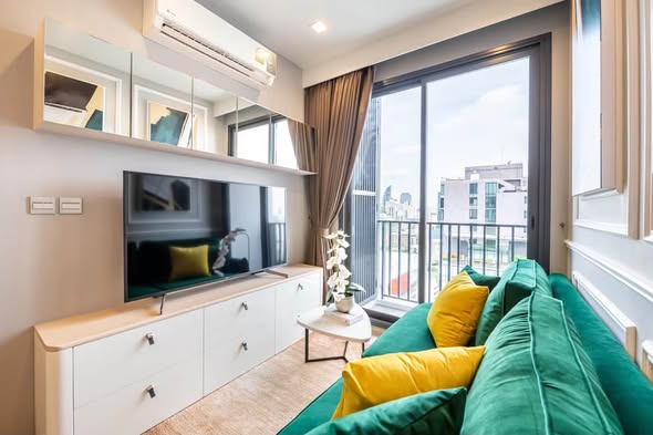 bedroom and living room of M Thonglor 10