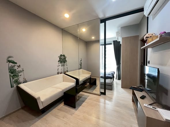 bedroom and room interior of M Thonglor 10