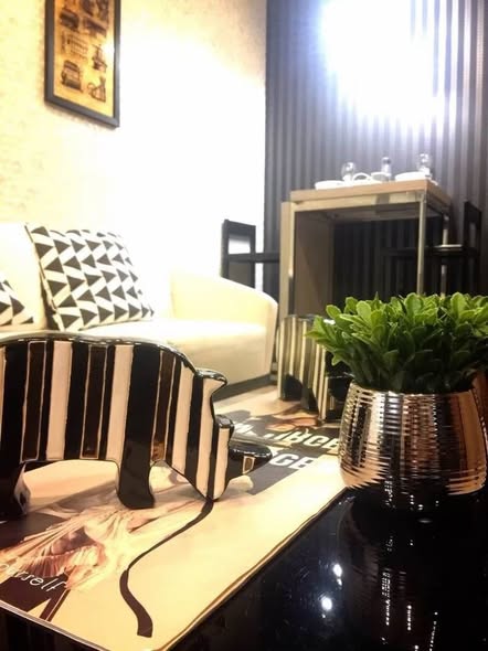living room and bathroom of M Thonglor 10