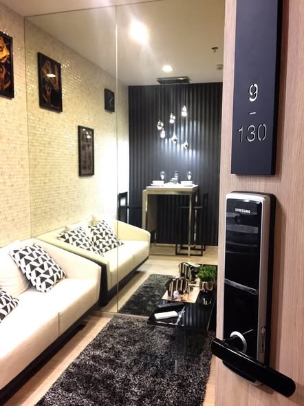 living room and bathroom of M Thonglor 10