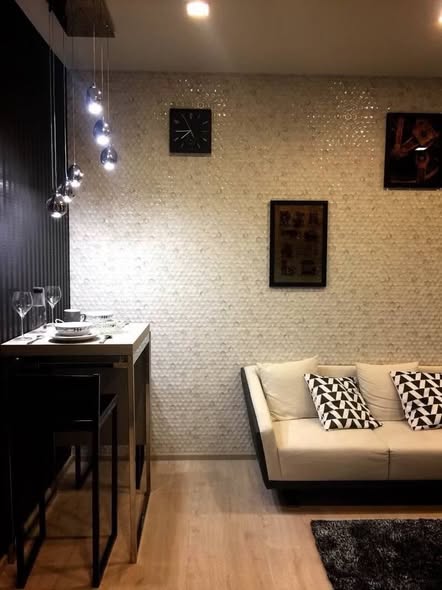 living room and bathroom of M Thonglor 10