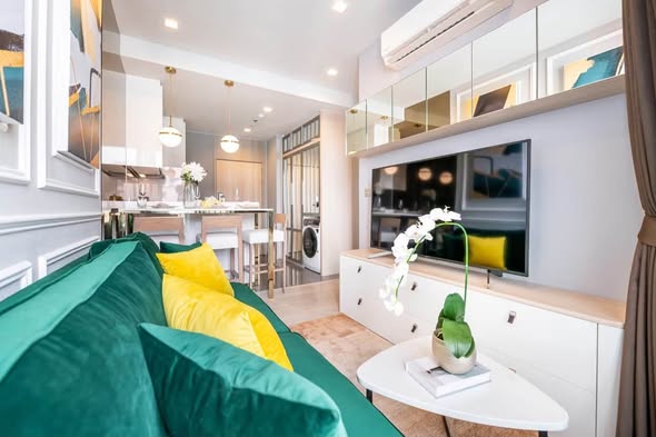 living room and bedroom of M Thonglor 10
