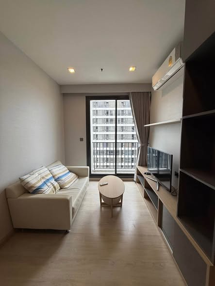 living room and bedroom of M Thonglor 10