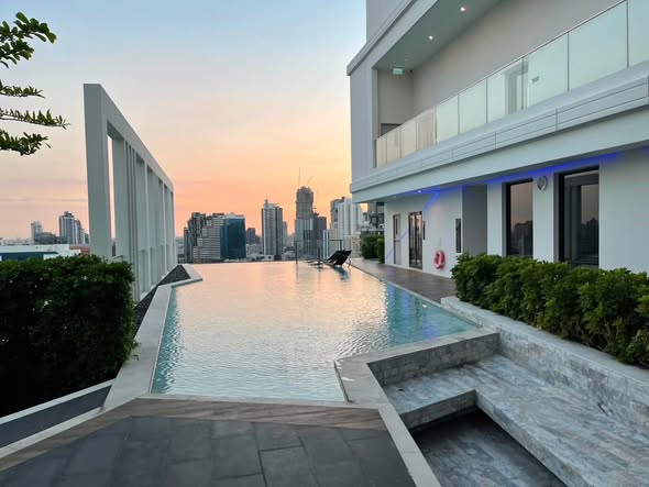 pool of M Thonglor 10