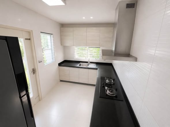 room interior and kitchen of Mantana Onnut-Wongwaen 5