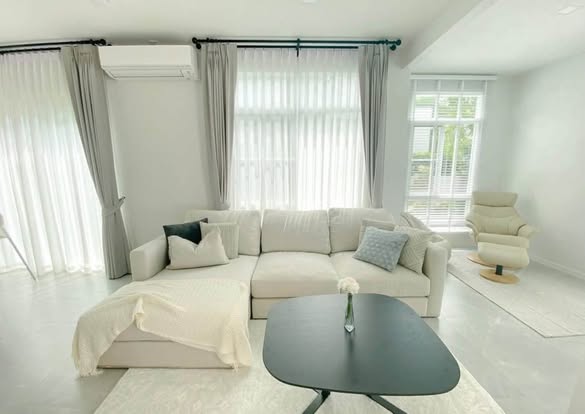 living room and bedroom of Manthana Bangna – Wongwean