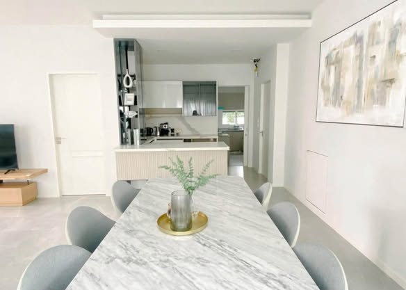 living room and kitchen of Manthana Bangna – Wongwean