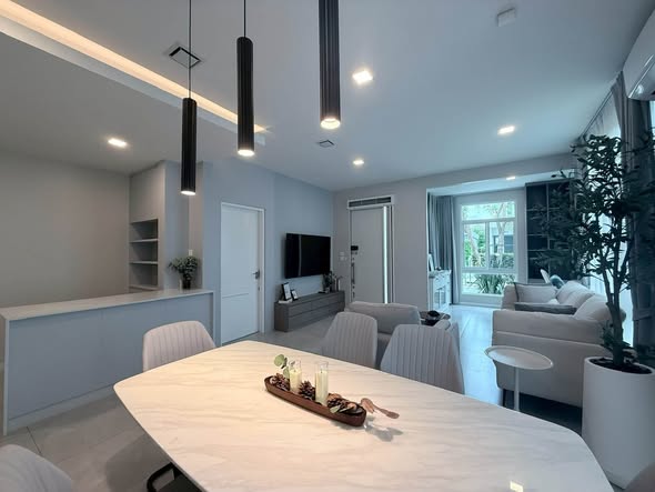 living room and kitchen of Manthana Bangna – Wongwean