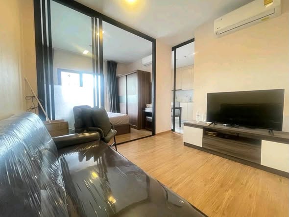living room and bedroom of Metris Rama 9-Ramkumhang