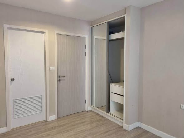 bedroom and room interior of Metro Luxe Kaset