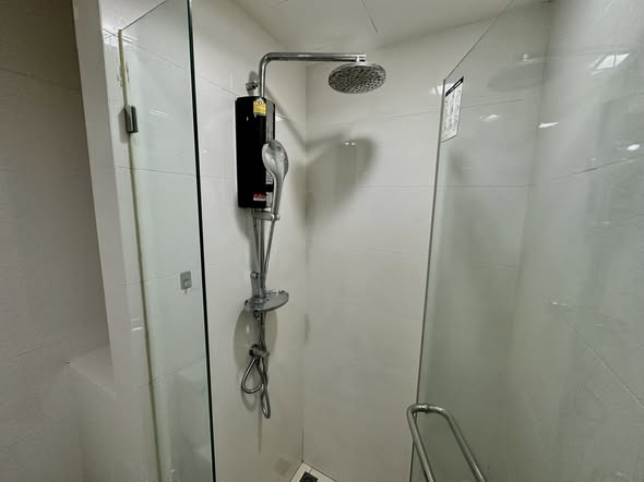 room interior and bathroom of Metro Luxe Ratchada