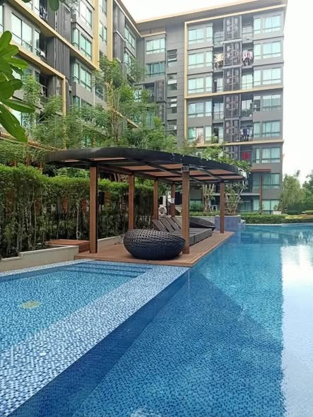 pool of Metro Luxe Rose Gold