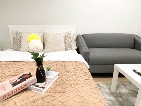 living room and bedroom of Metro Sky Wutthakat