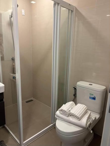 room interior and bathroom of Modiz Sukhumvit 50 โมดิซ สุขุมวิท 50