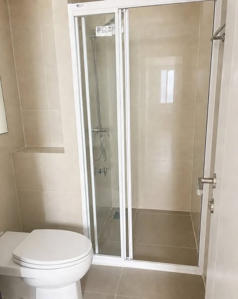 room interior and bathroom of Modiz Sukhumvit 50 โมดิซ สุขุมวิท 50