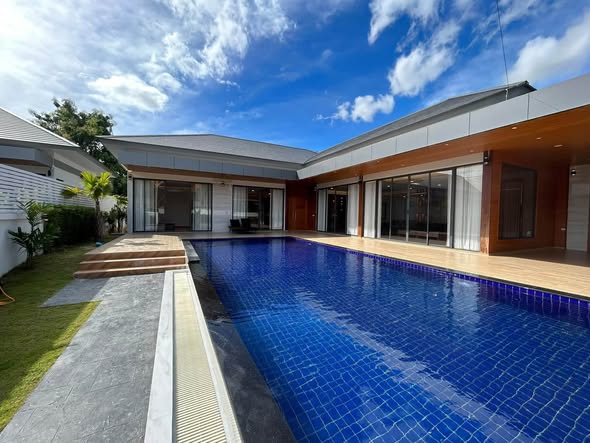 pool of Moon 5-Bedroom Luxury Pool Villa